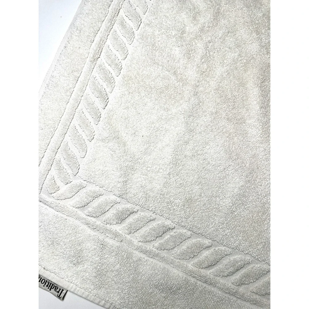 Vintage Castle by Dundee Tradition White Cotton Bath Towel Made in USA 26x36
